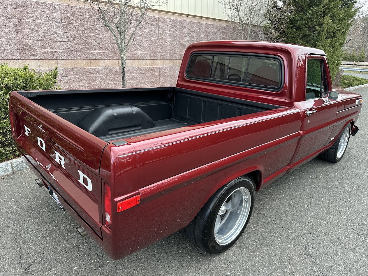 Ford F-100 Pickup